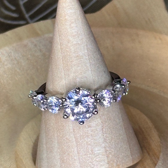 R8. Swarovski Crystal Elegant Silver Rhodium Plated Multi-Stone Ring - Picture 1 of 4